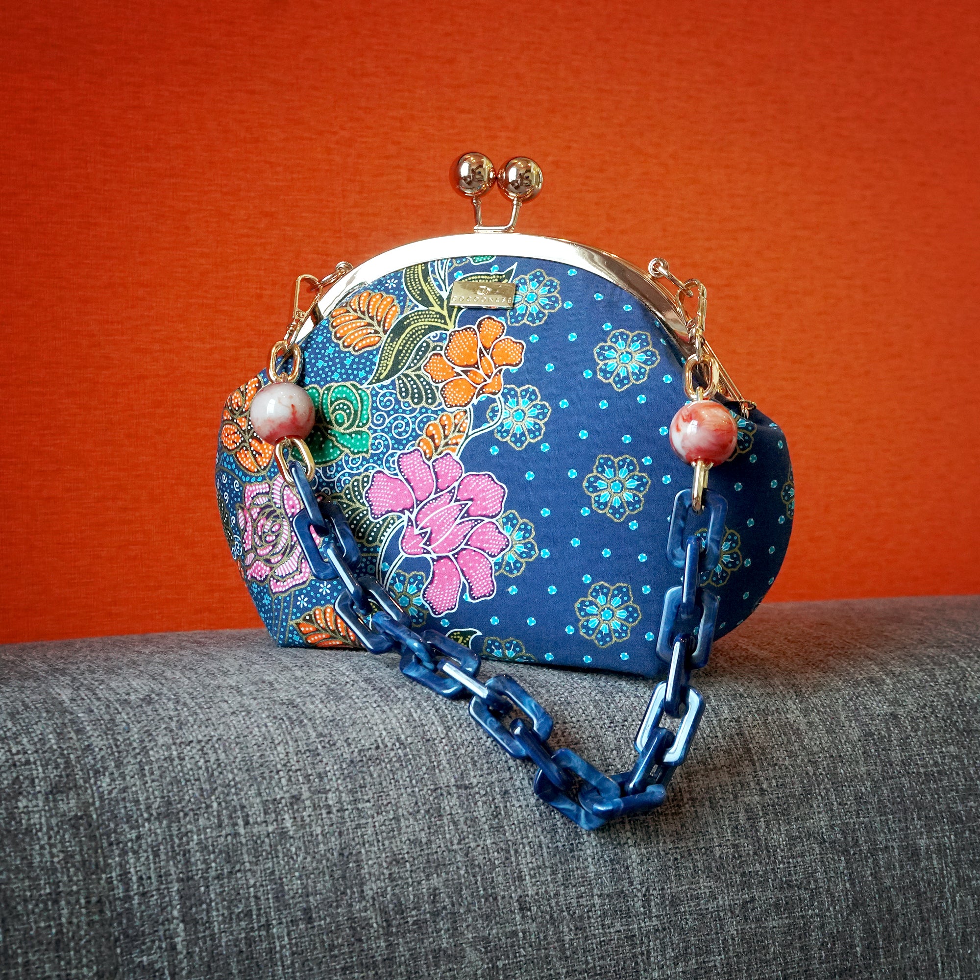 Acrylic Chain Handle Clasp Sling Bag - Kawa