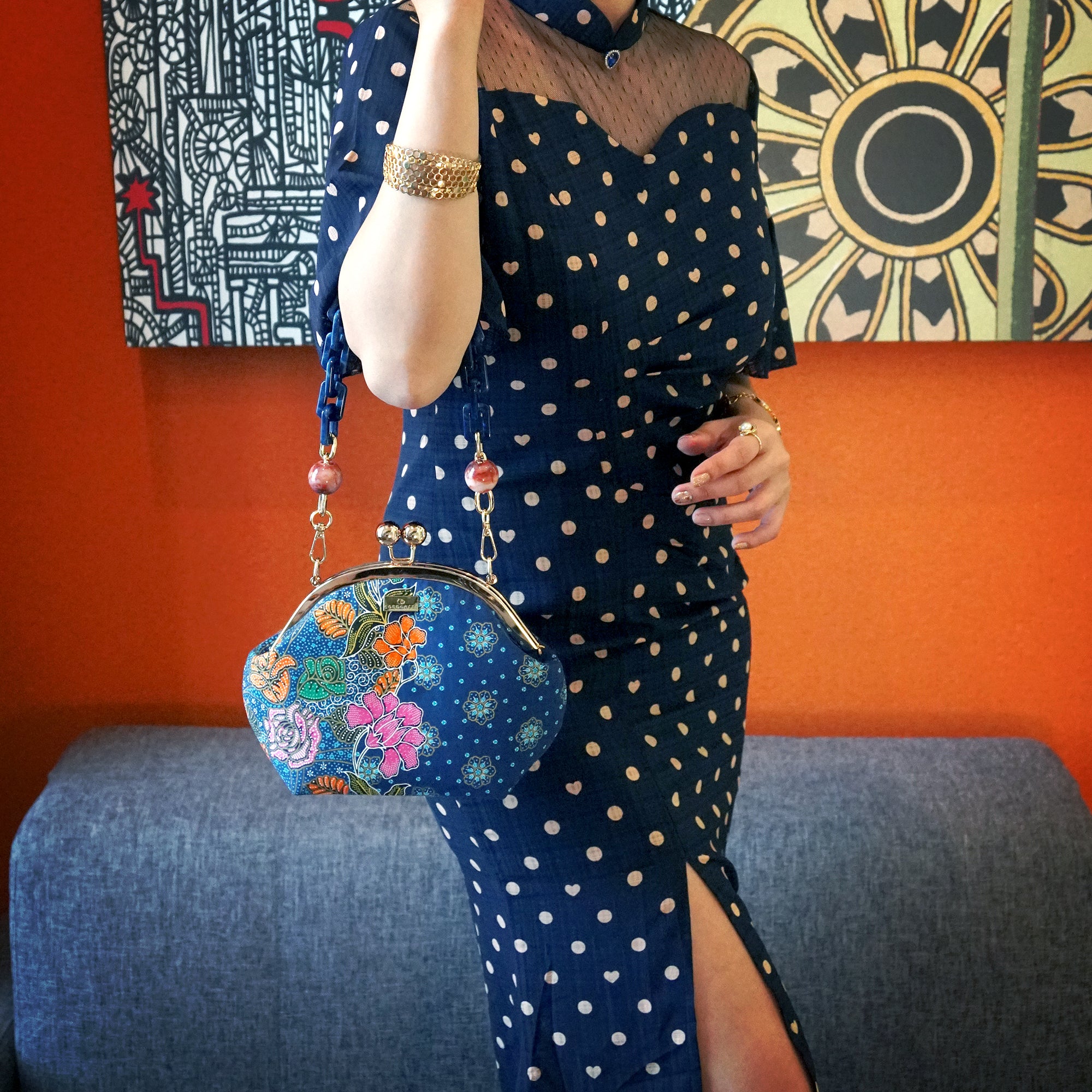 Acrylic Chain Handle Clasp Sling Bag - Kawa