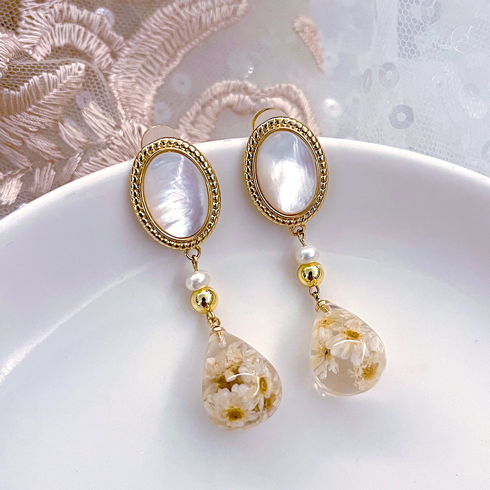Oval Nacre Top Dried Flower Resin Teardrop Earrings(WT)