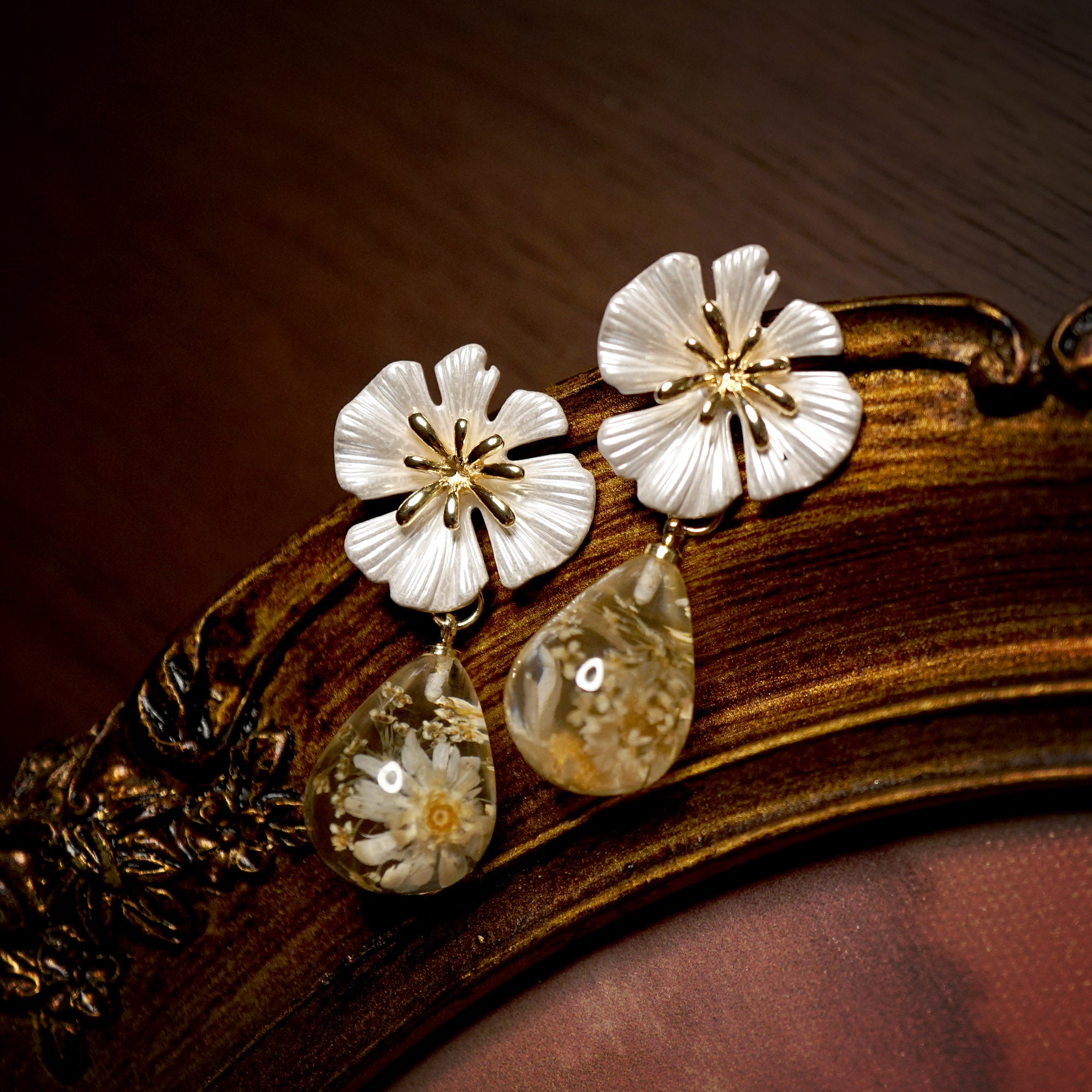 Resin Daisy Teardrop Earrings