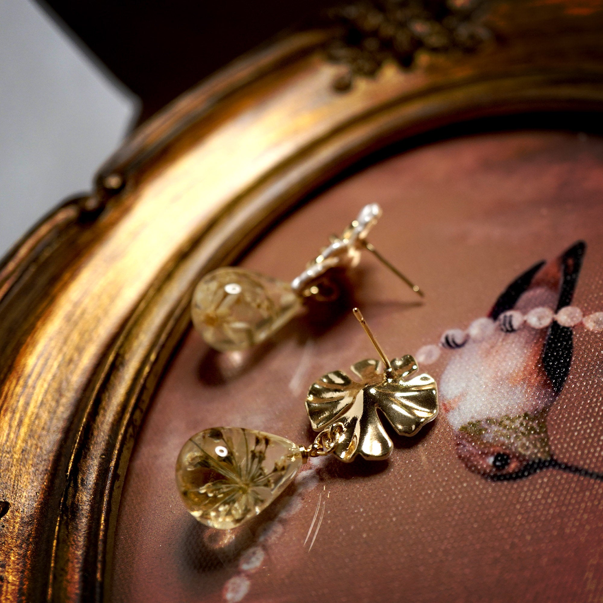 Resin Daisy Teardrop Earrings