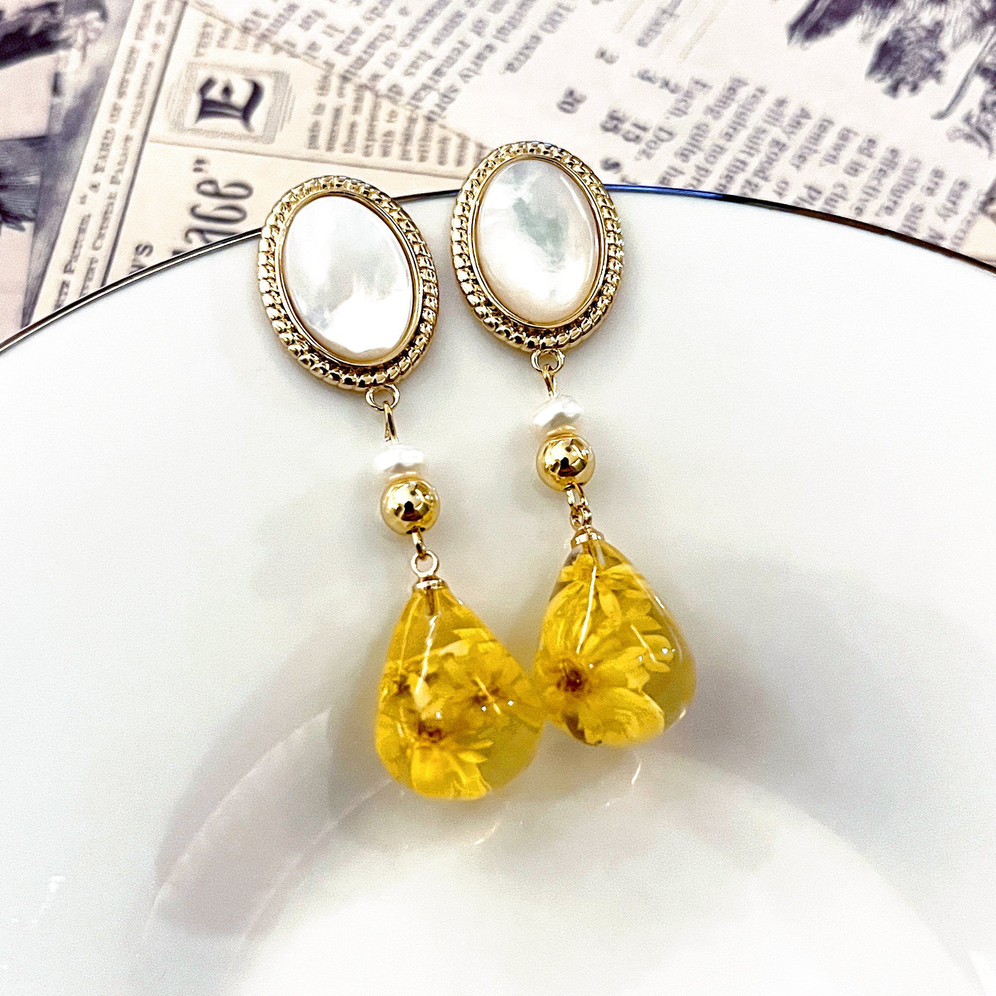 Oval Nacre Top Dried Flower Resin Teardrop Earrings(YL)