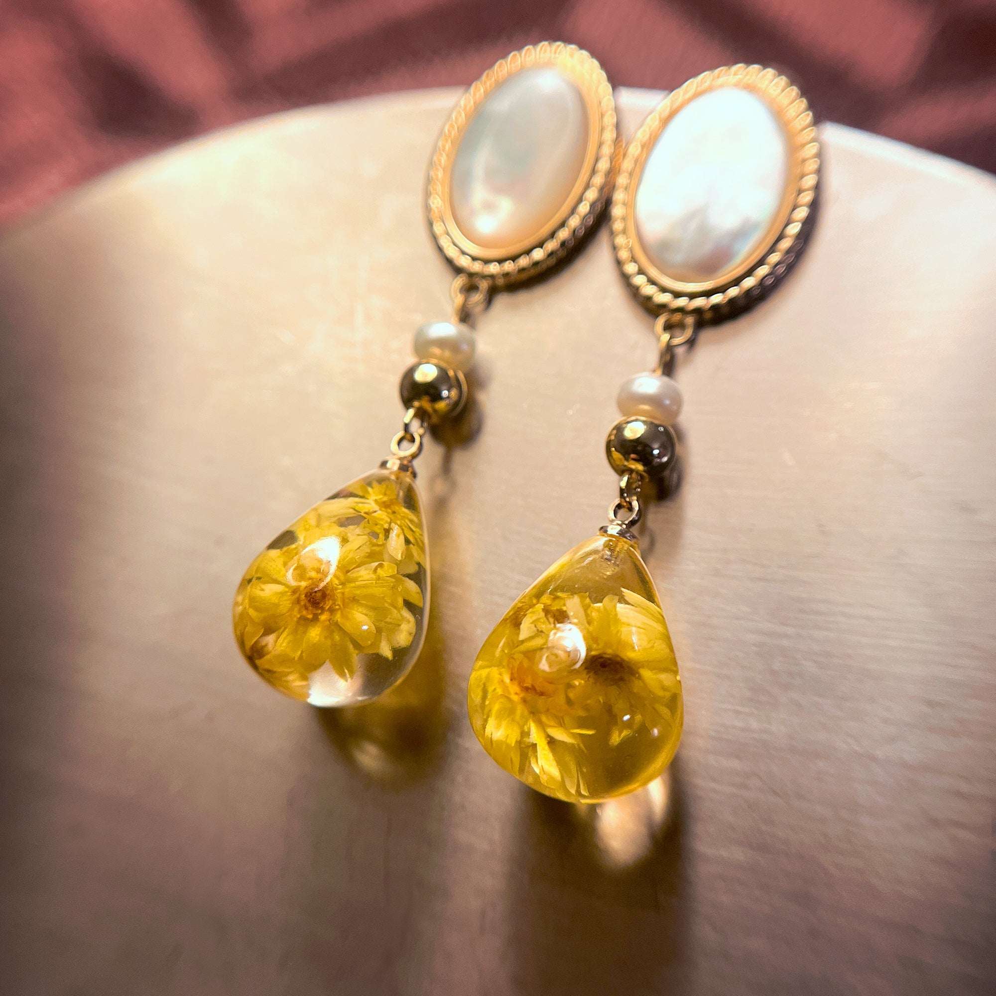 Oval Nacre Top Dried Flower Resin Teardrop Earrings(YL)