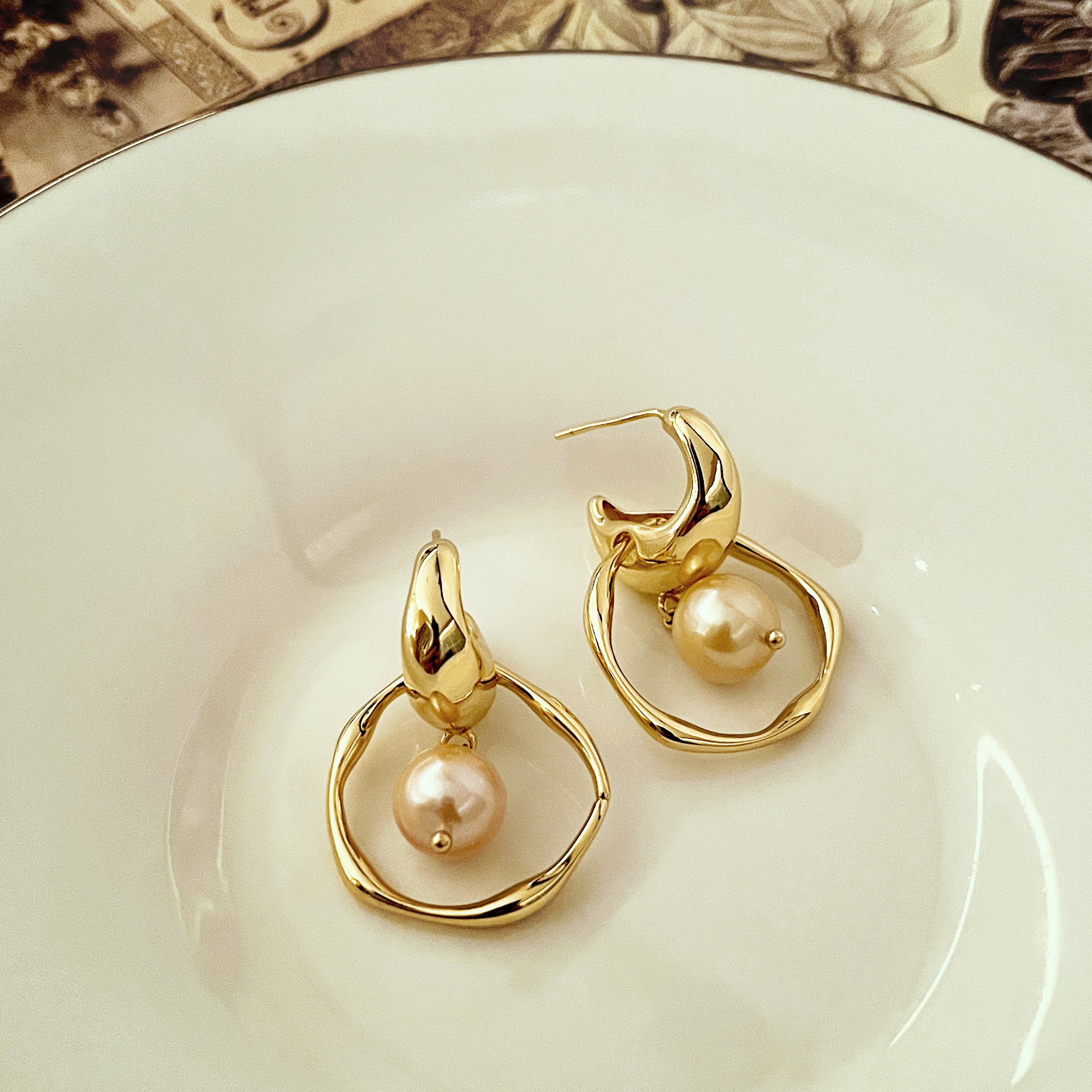 Interlock Hoops Earrings With Pearl
