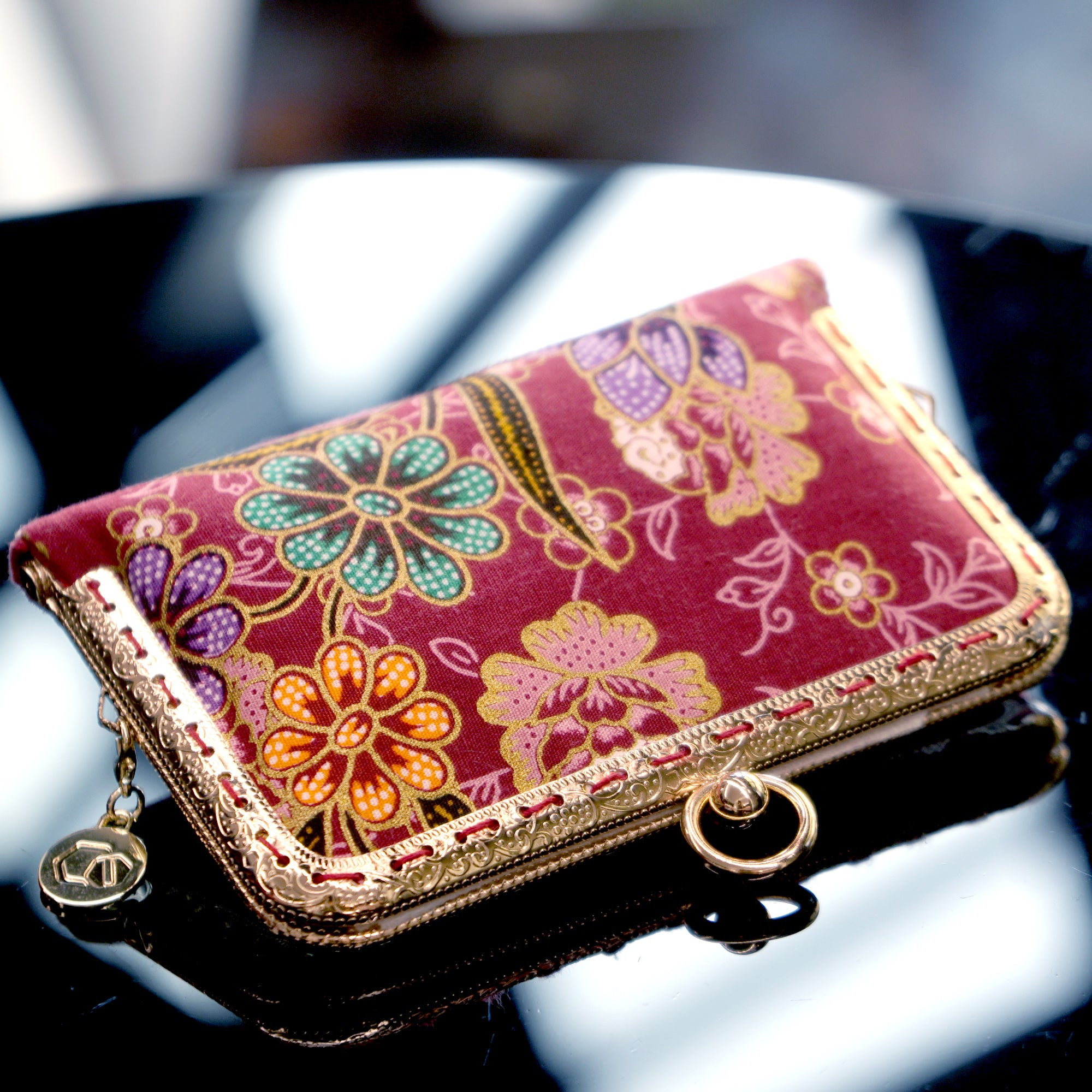 20% OFF - Kiss Clasp Card Holder - Mott