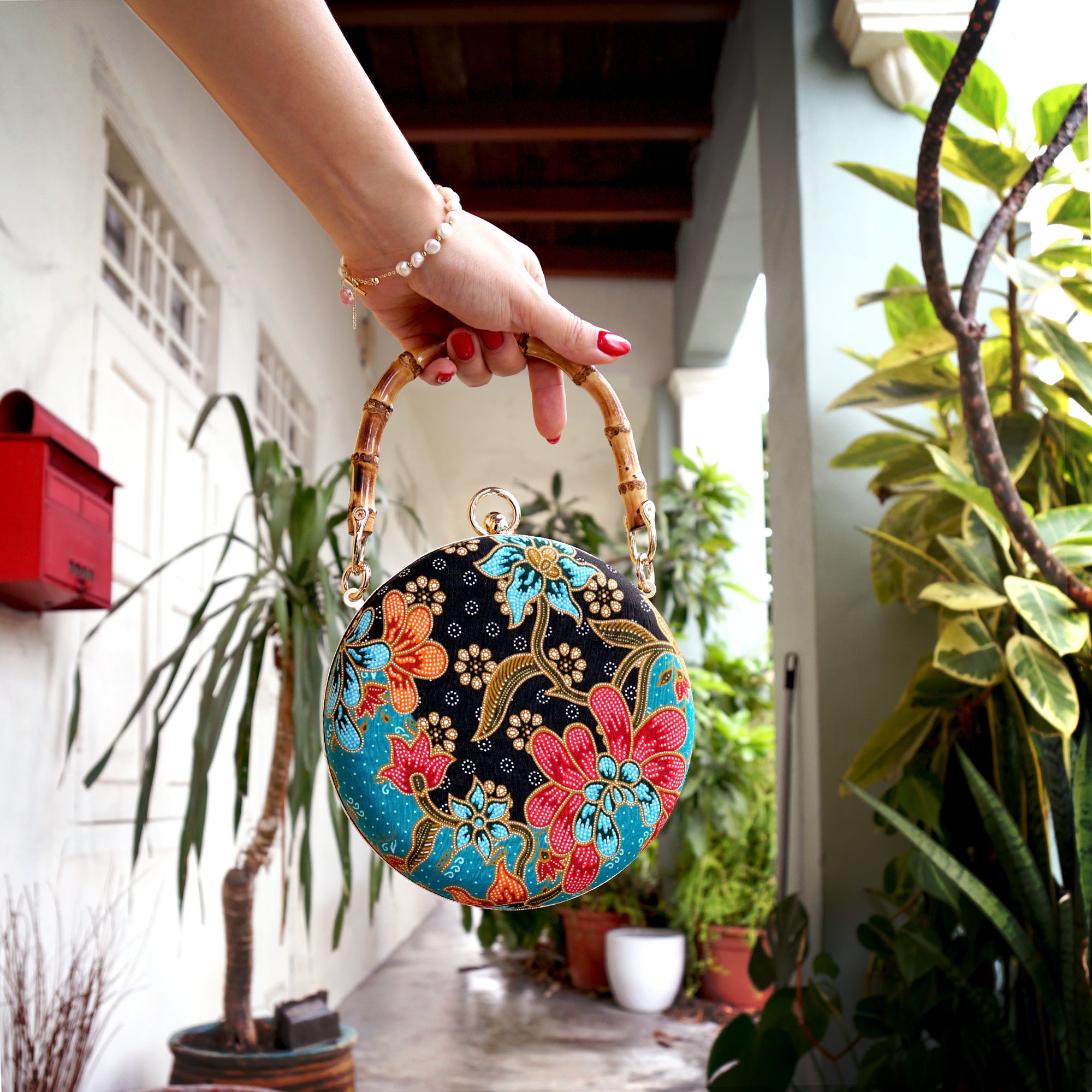 Round Hard Case Bamboo Handle Bag - Canva