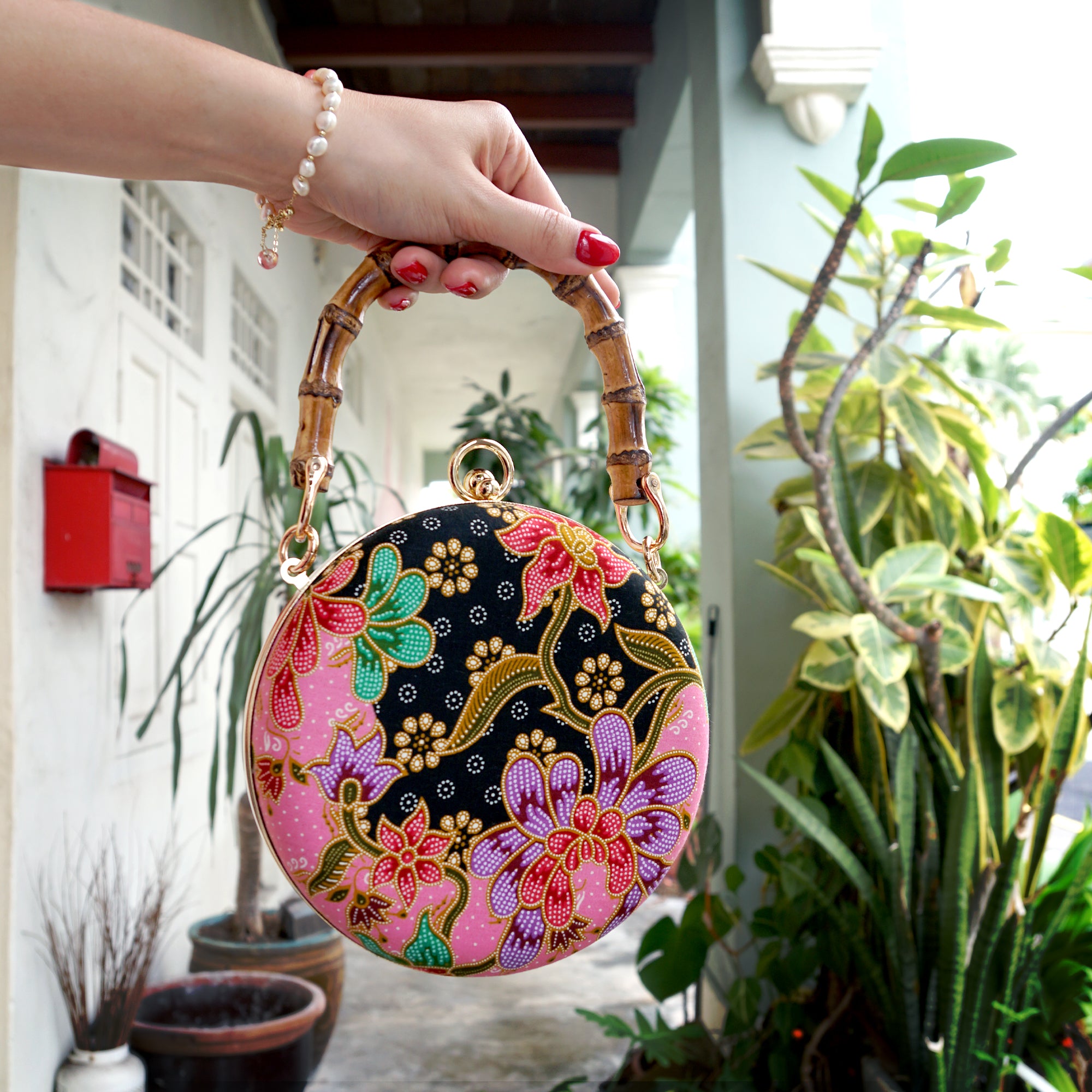 Round Hard Case Bamboo Handle Bag - Canva