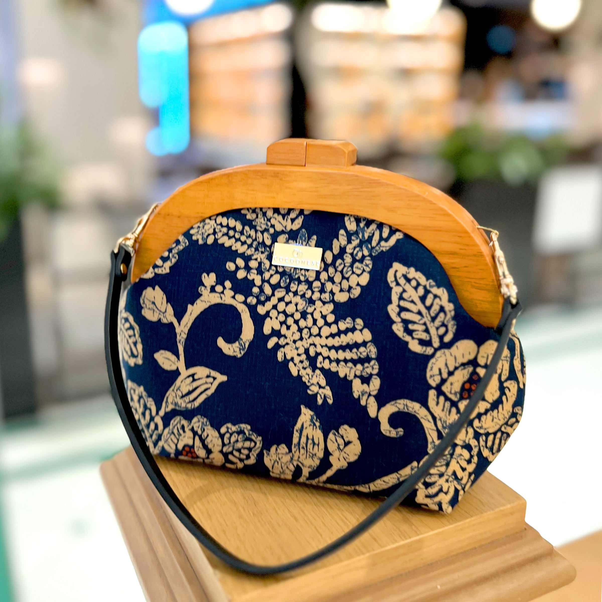 Round Crossbody Bag With Wooden Frame - Rome Rose