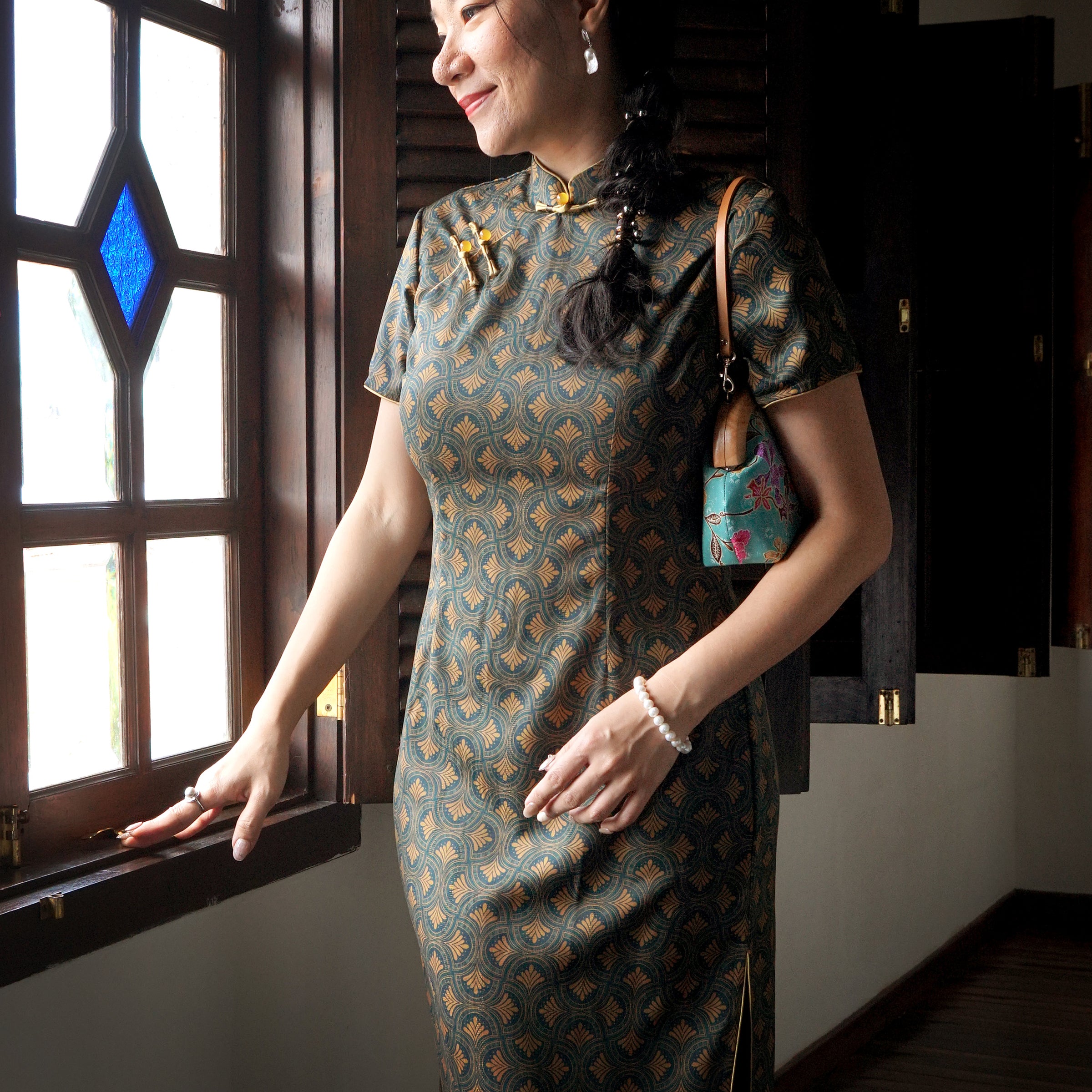 Round Crossbody Bag With Wooden Frame - Orchid Garden