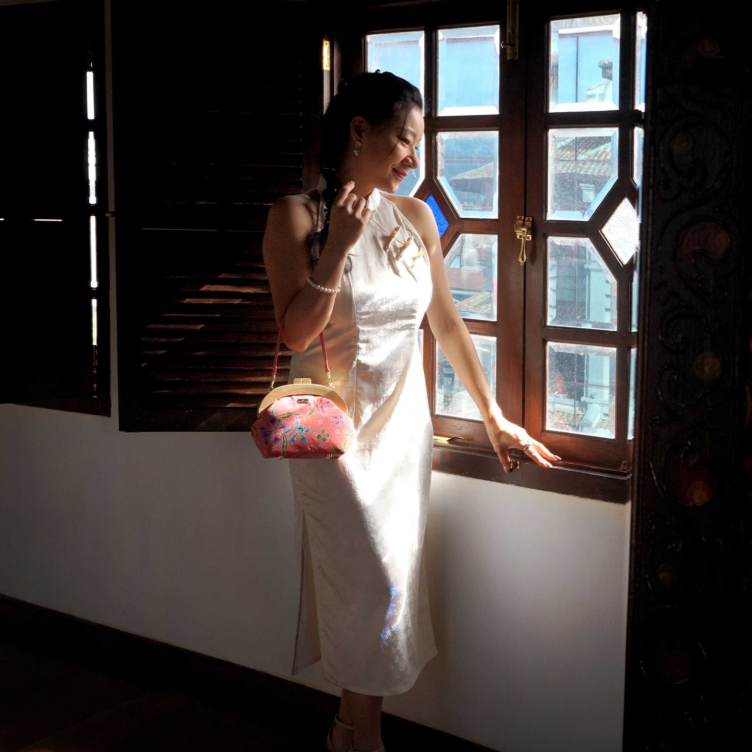 Round Crossbody Bag With Wooden Frame - Orchid Garden