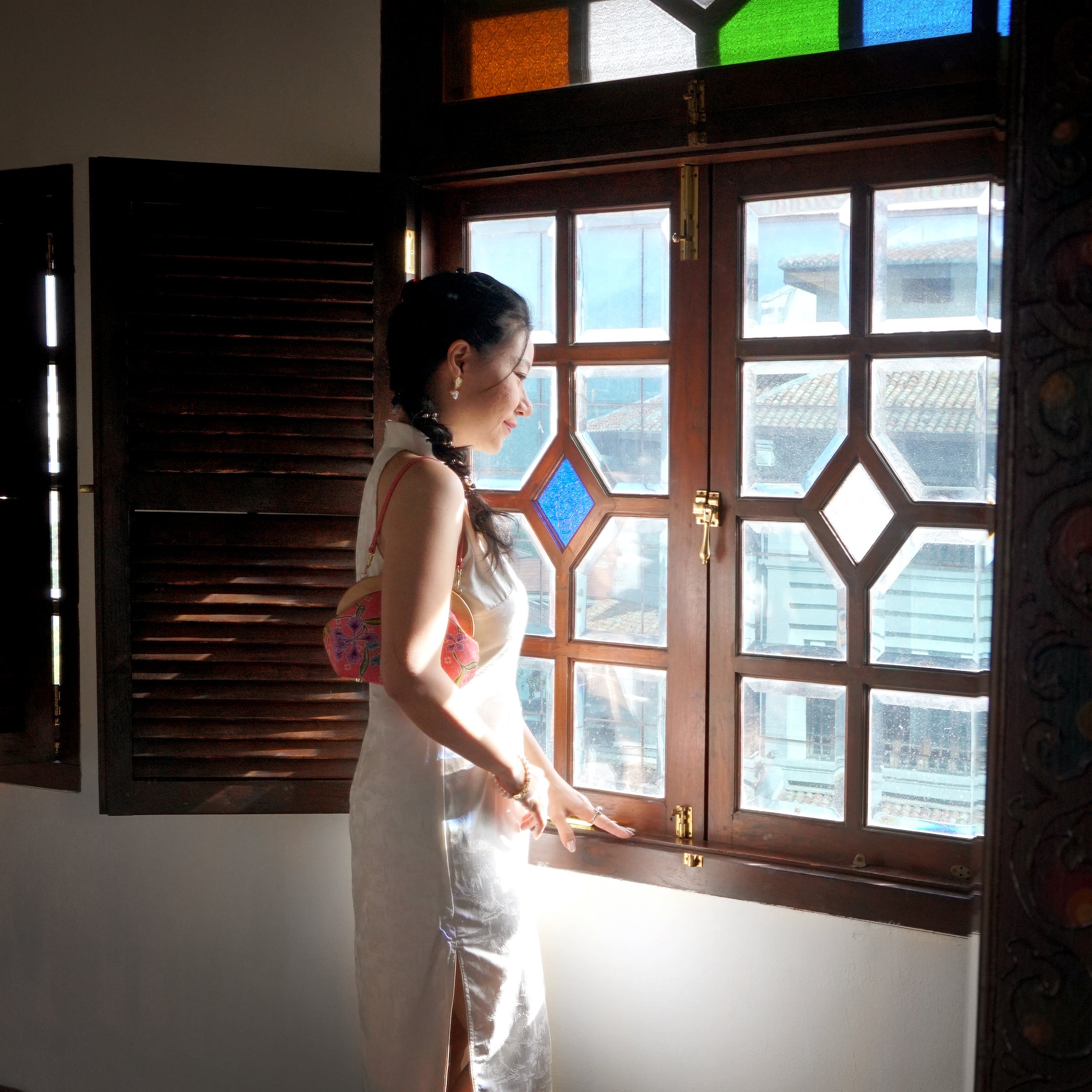 Round Crossbody Bag With Wooden Frame - Orchid Garden