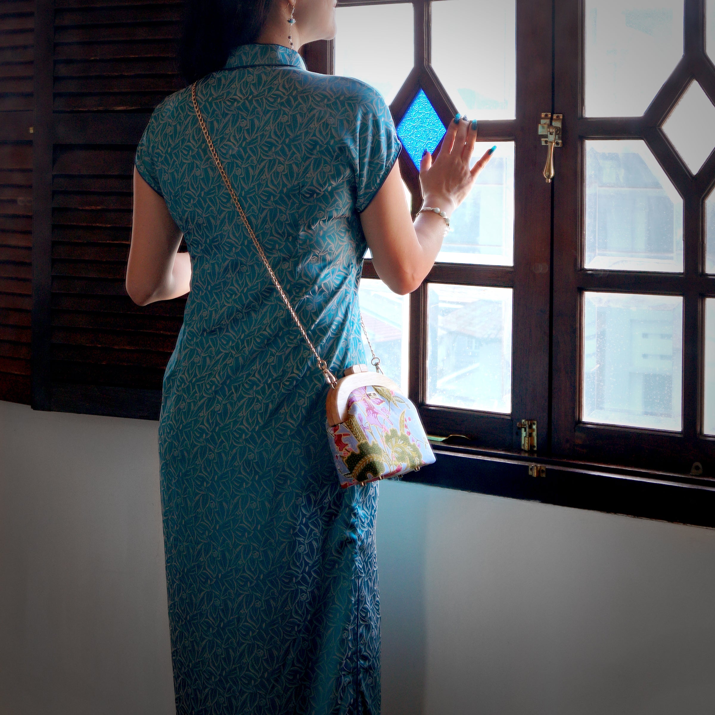 Round Crossbody Bag With Wooden Frame - Orchid Garden