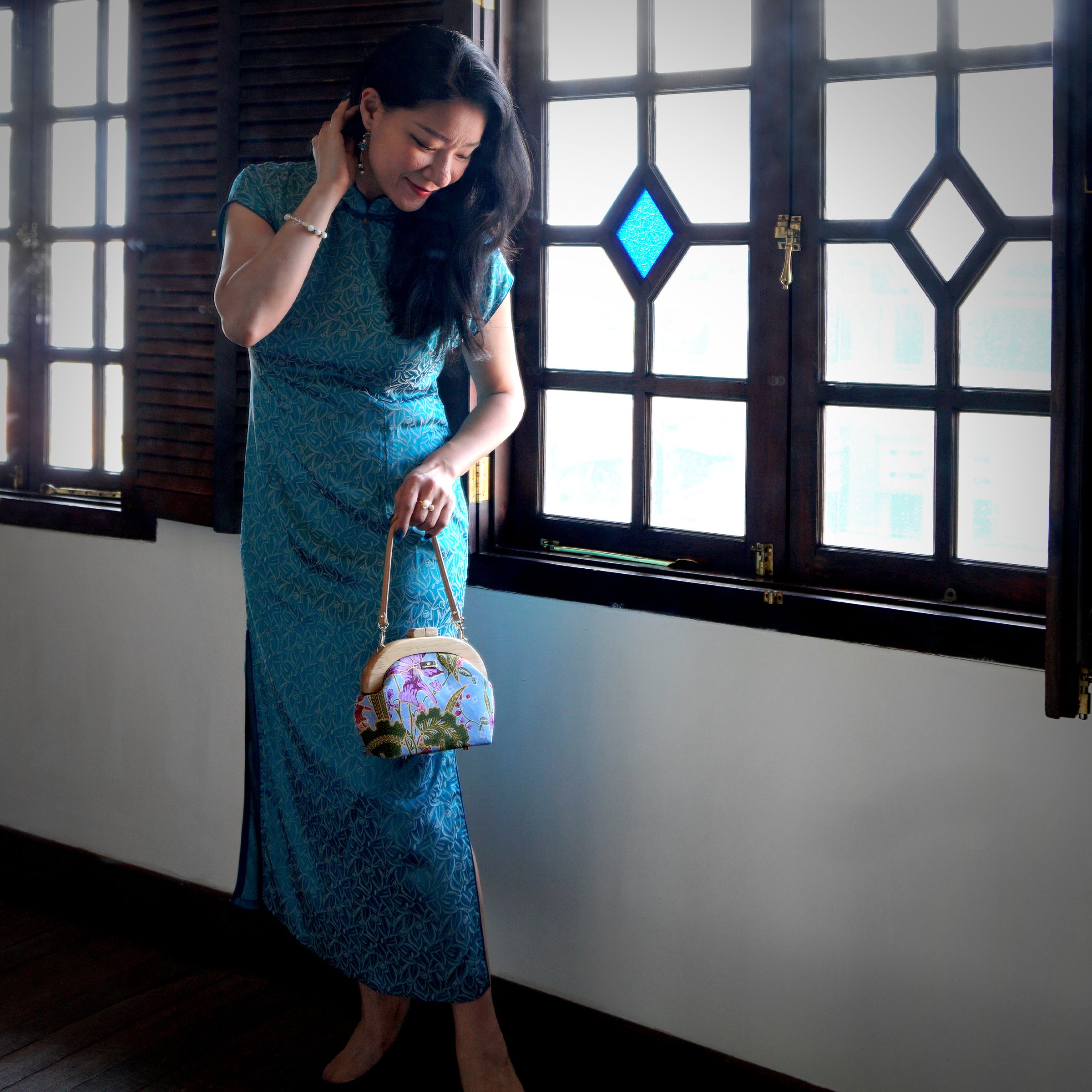 Round Crossbody Bag With Wooden Frame - Orchid Garden