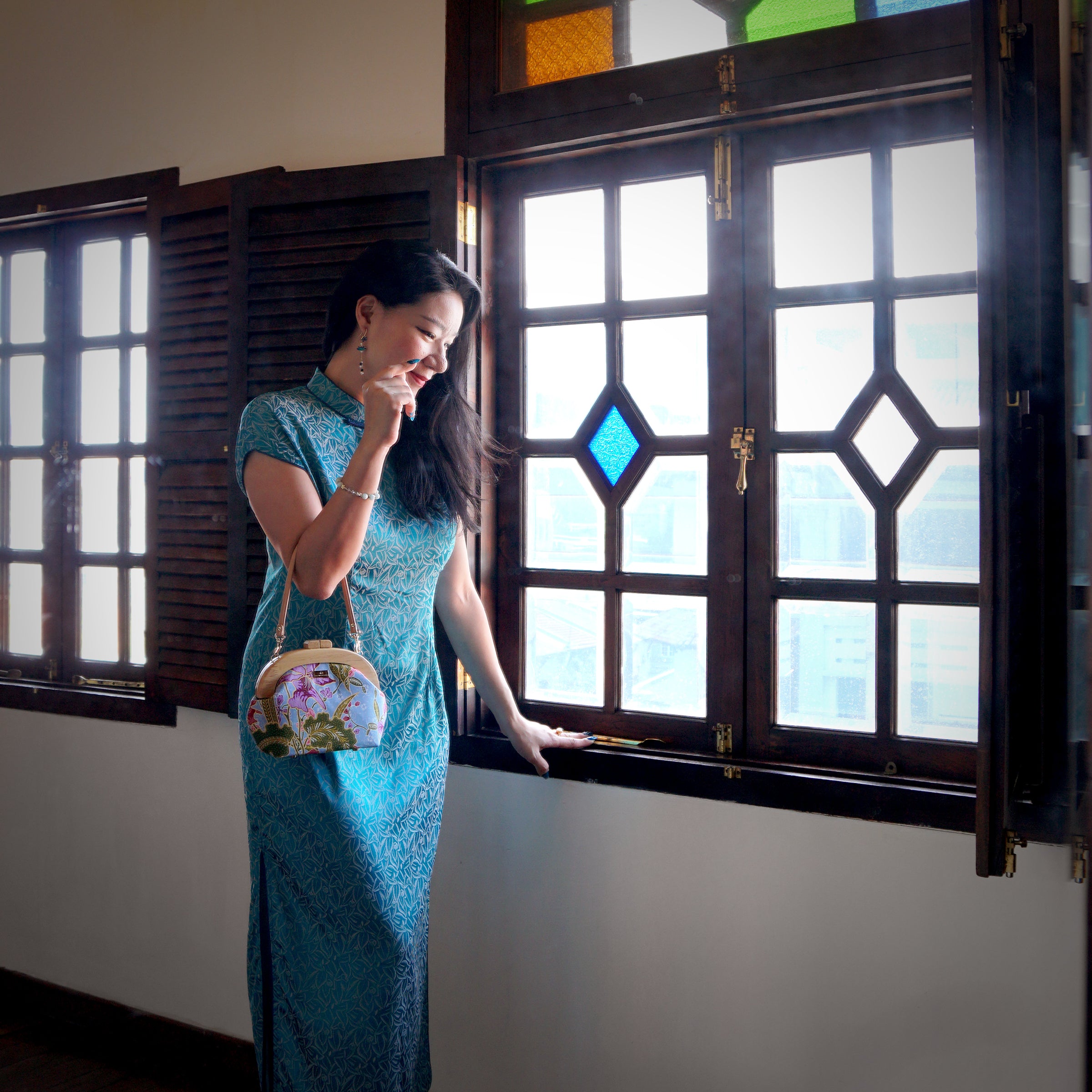 Round Crossbody Bag With Wooden Frame - Orchid Garden