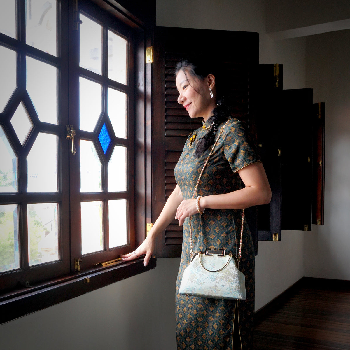 Clasp Crossbody Bag - Jasminoides