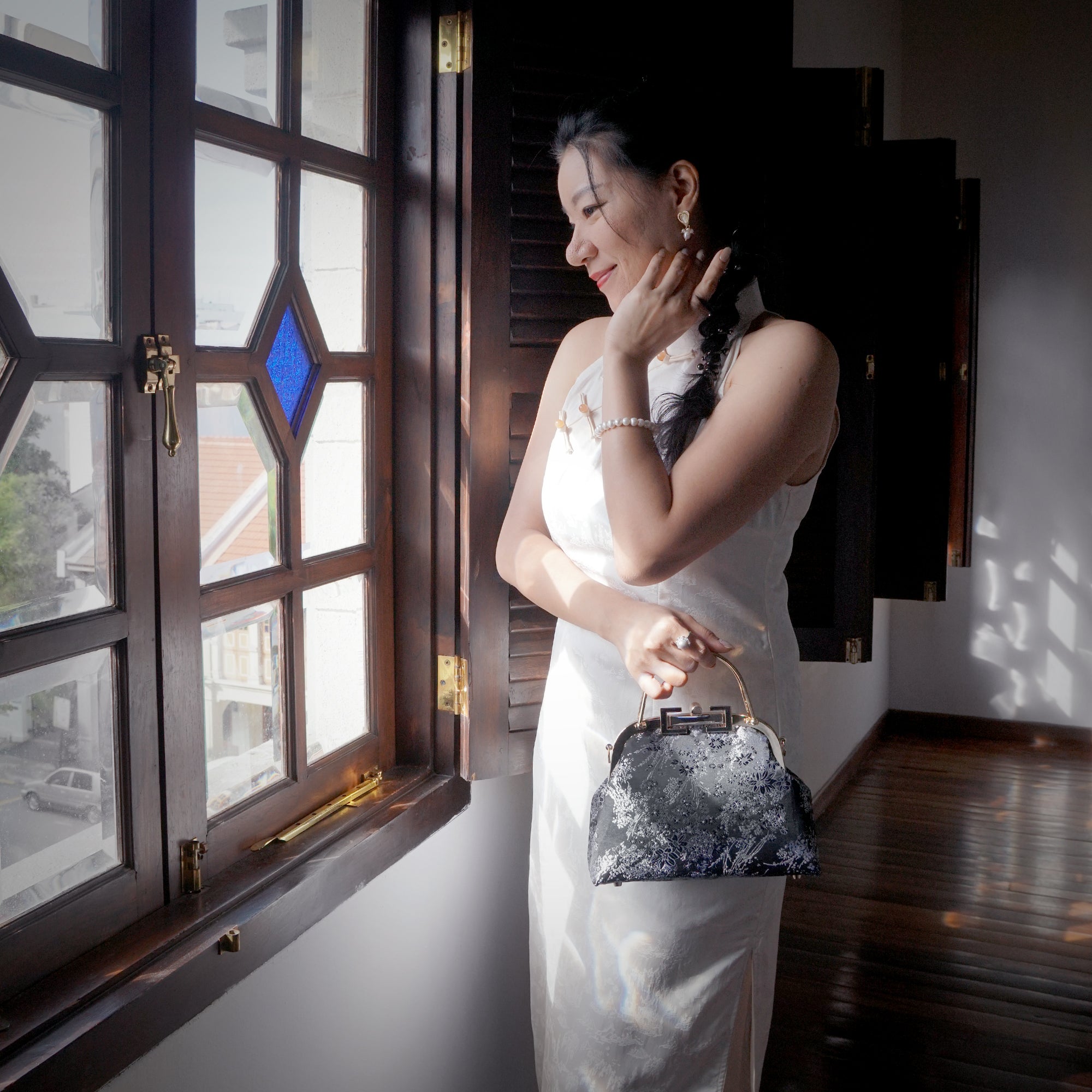 Clasp Crossbody Bag - Jasminoides