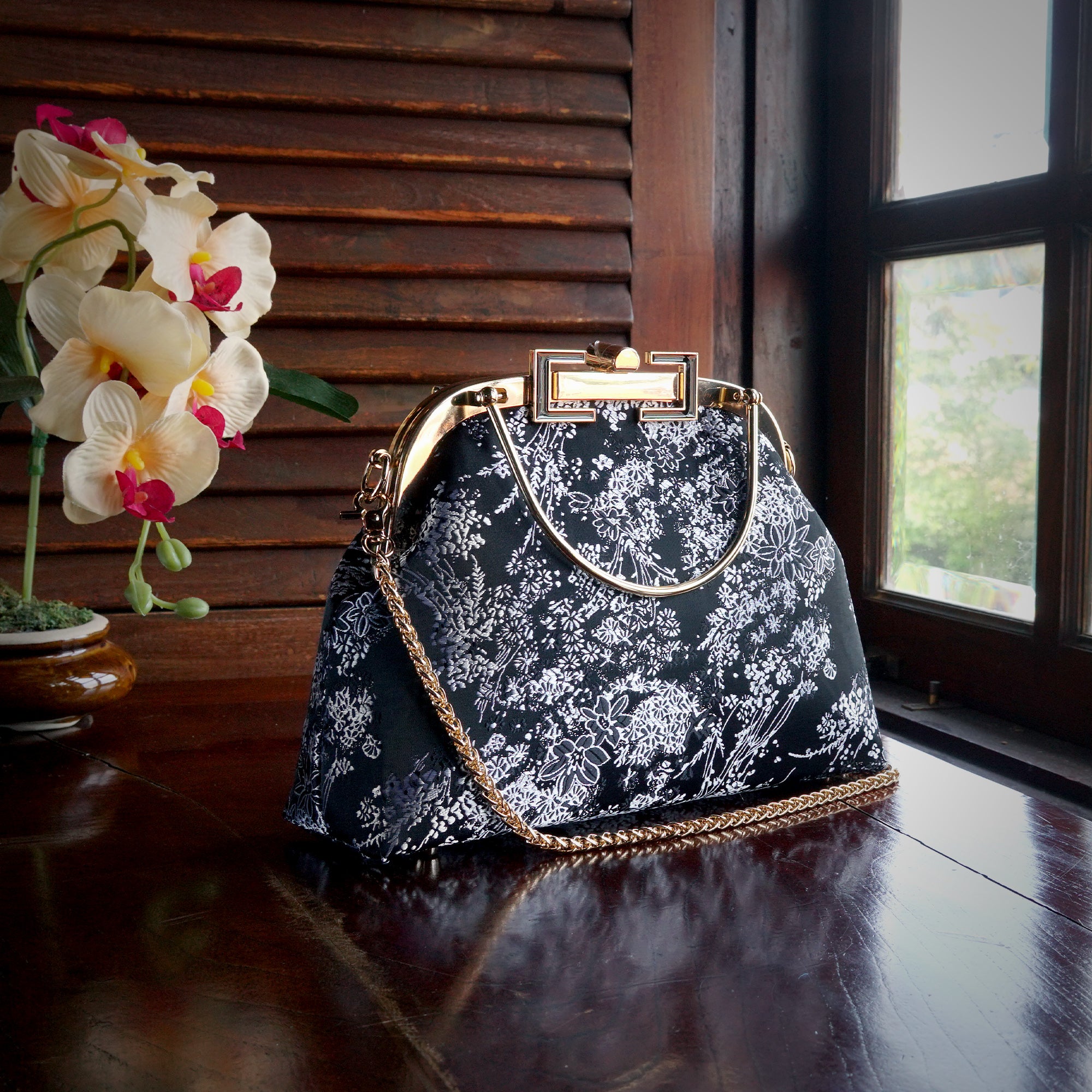 Clasp Crossbody Bag - Jasminoides