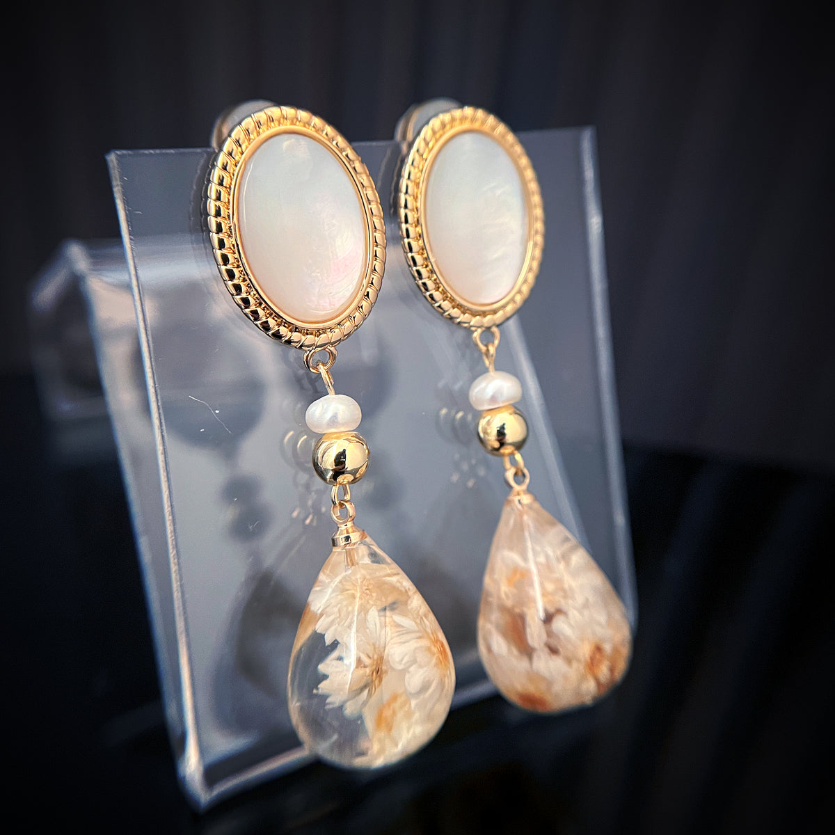 Oval Nacre Top Dried Flower Resin Teardrop Earrings