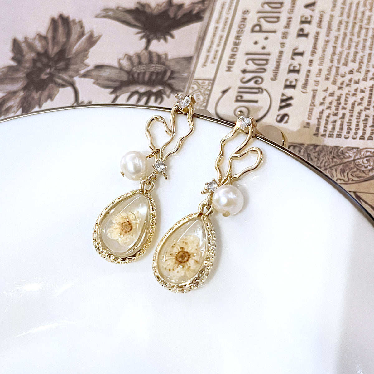 Heart Wire With Dried Flower Resin Teardrop earrings