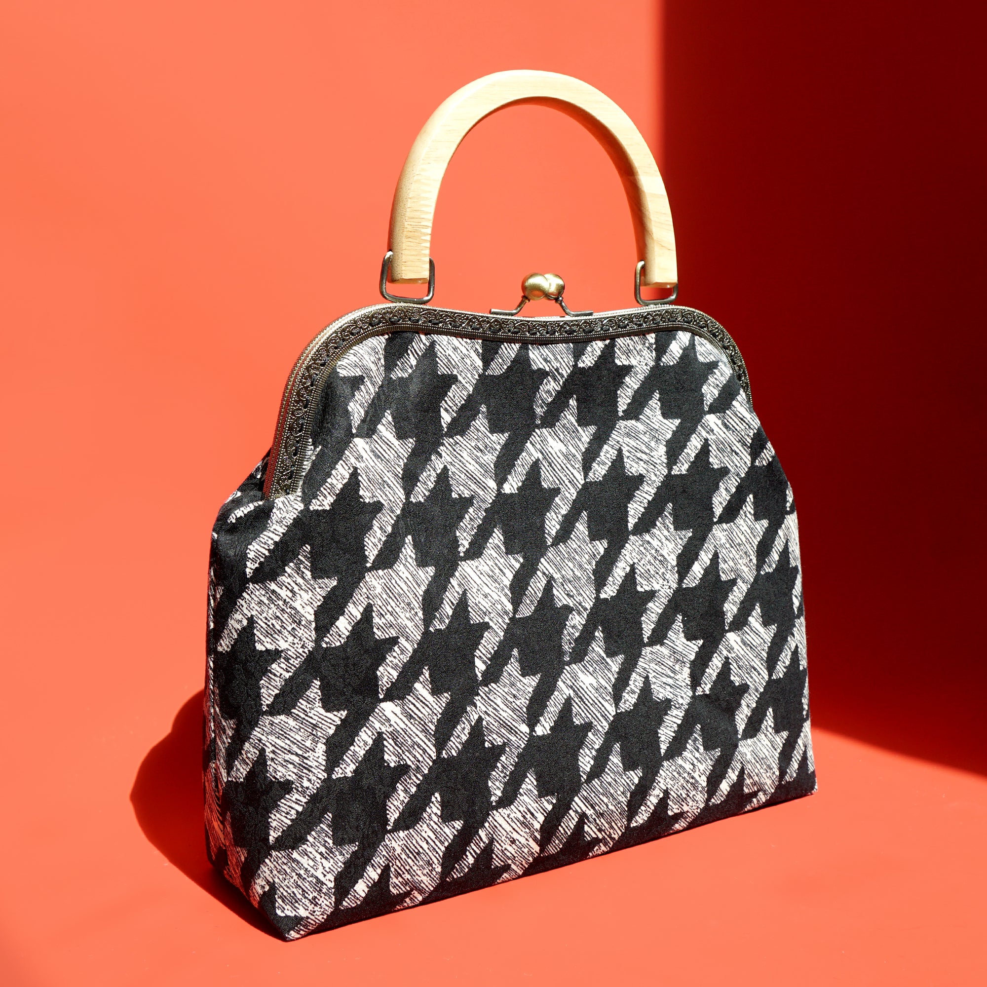 45% OFF - Clasp Handbag - Thoundbird