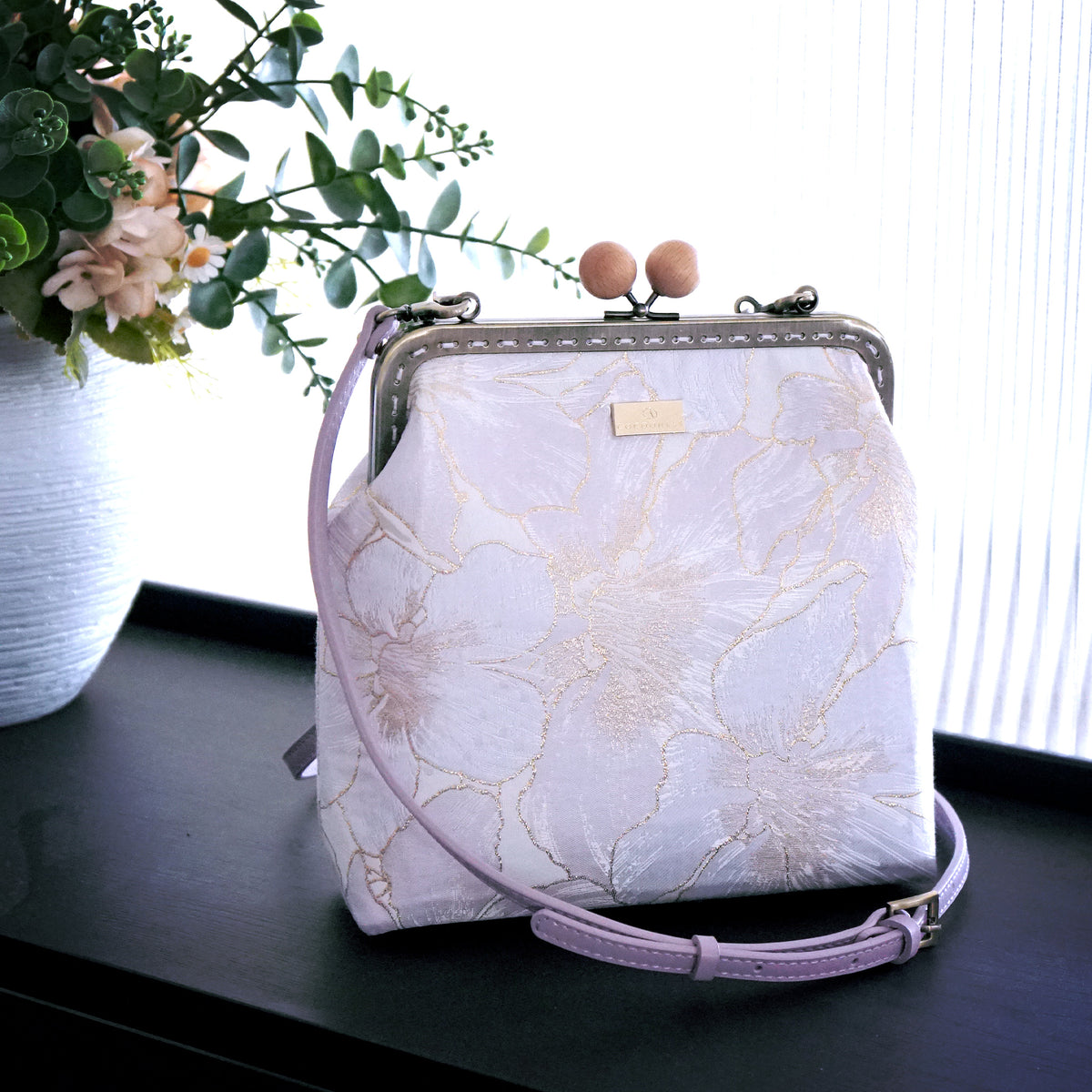 Clasp Sling With Wooden Ball - Gold Lily (LV)
