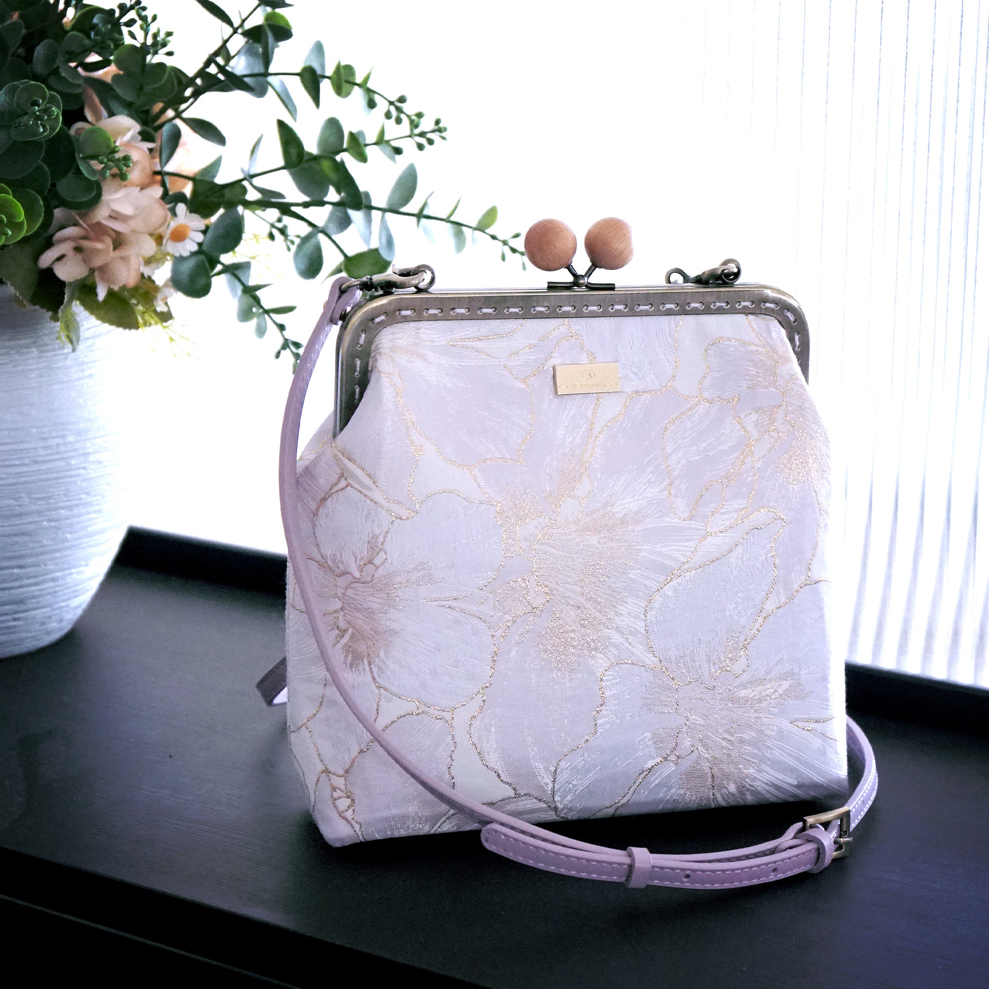 Clasp Sling With Wooden Ball - Gold Lily (LV)