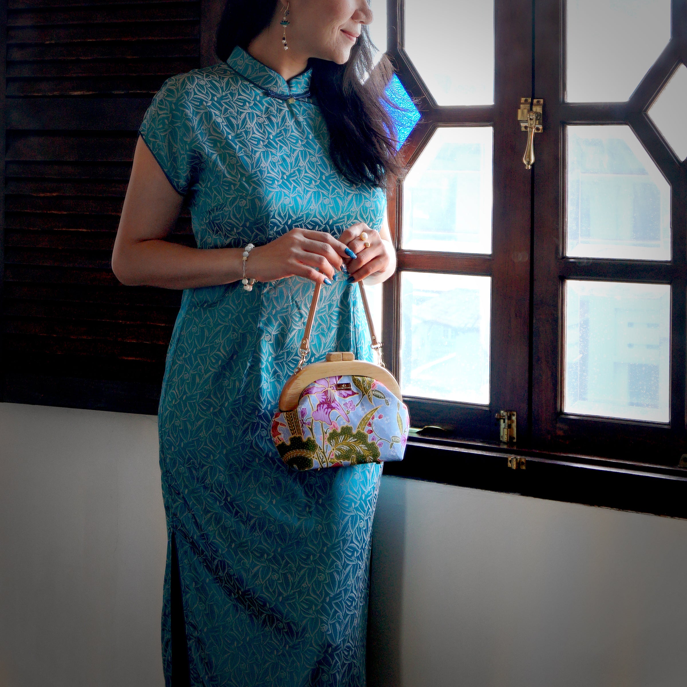 Round Crossbody Bag With Wooden Frame - Orchid Garden