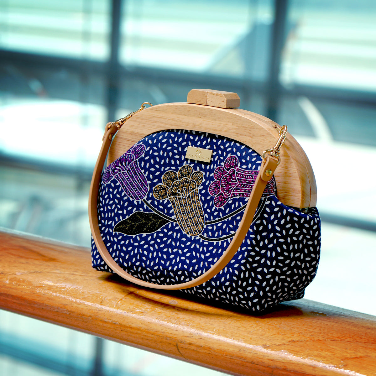 Round Crossbody Bag With Wooden Frame - Starlit Petal